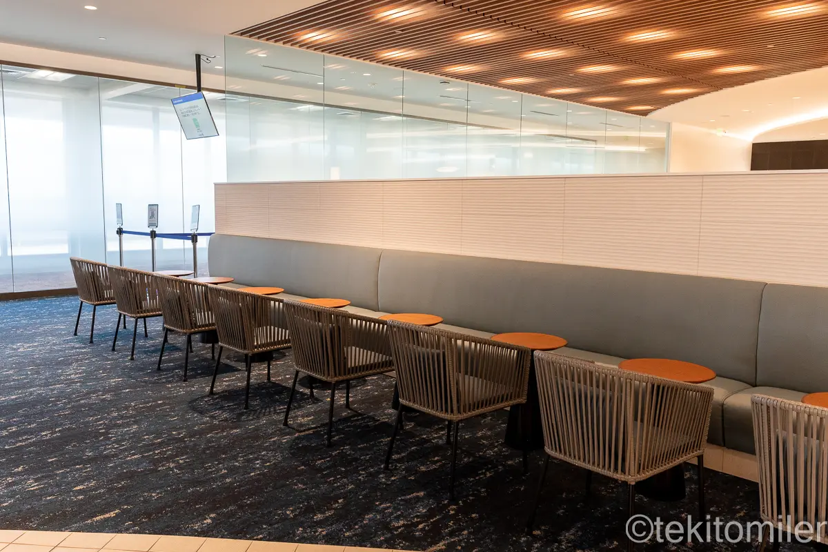 ホノルルのANAラウンジから見たANAスイートラウンジ