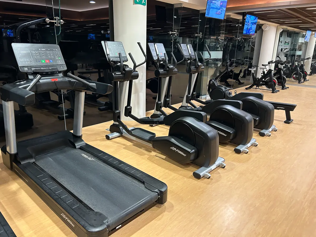 フィットネスセンターのマシン