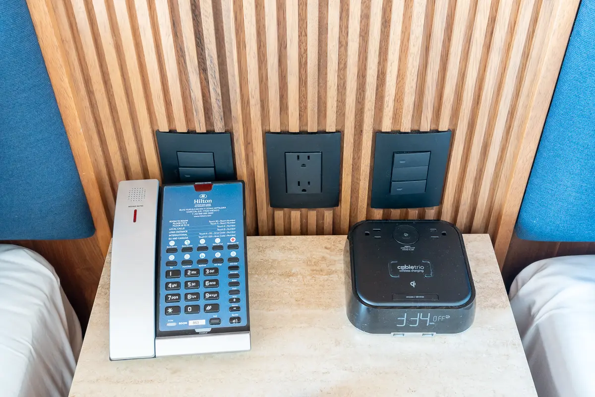 ベッド脇の電話と多機能目覚まし時計