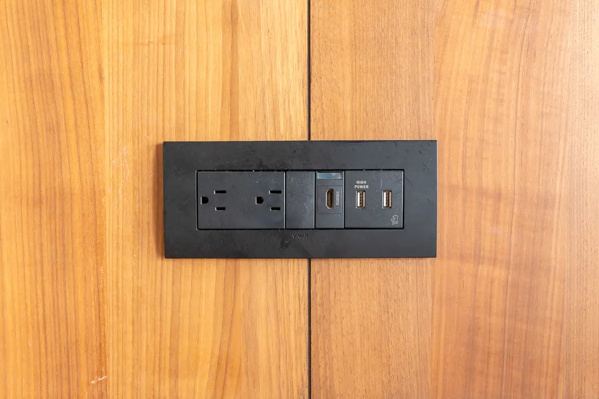 コンセントとUSBポート
