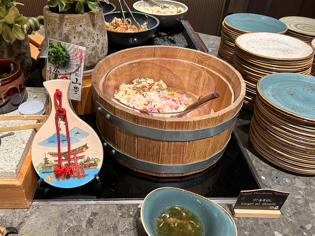 朝食会場のビュッフェ