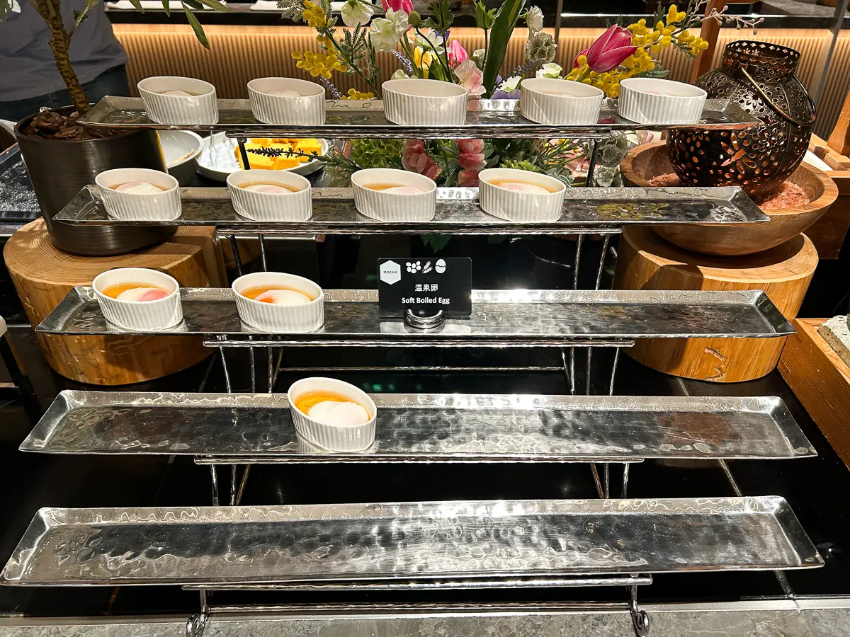 朝食会場のビュッフェ