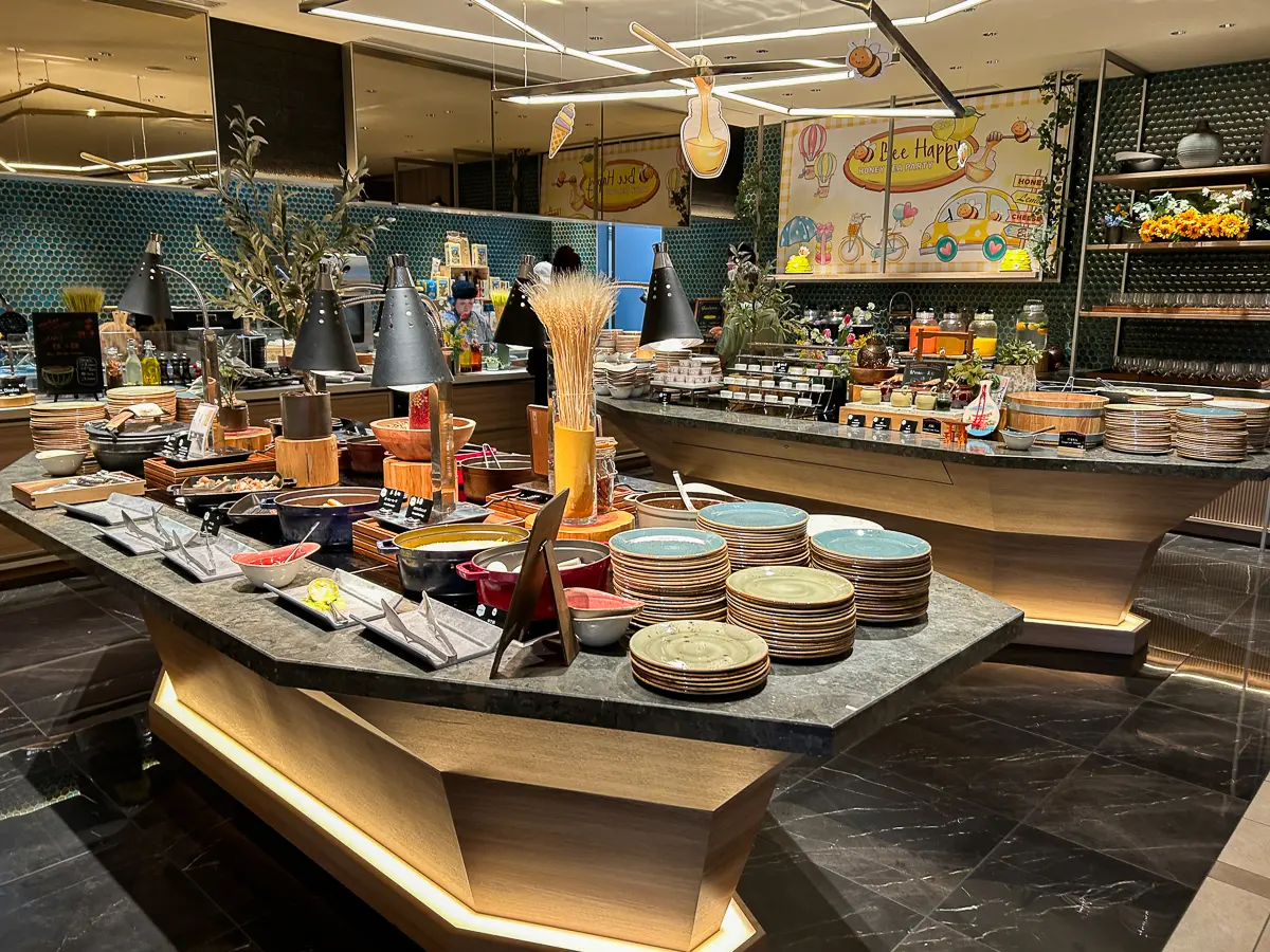 朝食会場のビュッフェカウンター