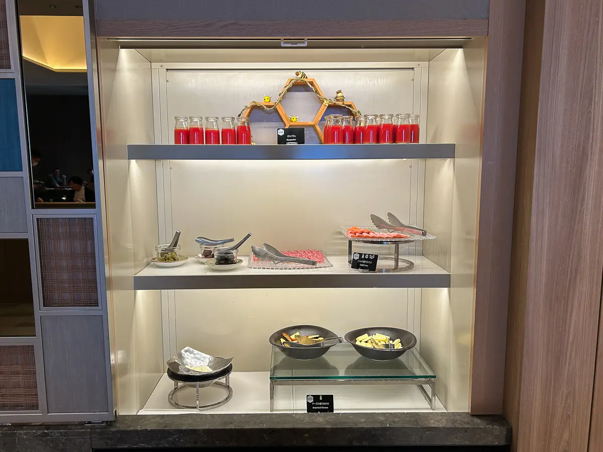 朝食会場のビュッフェ