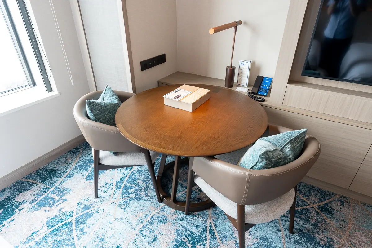 エグゼクティブルームのテーブルとチェア