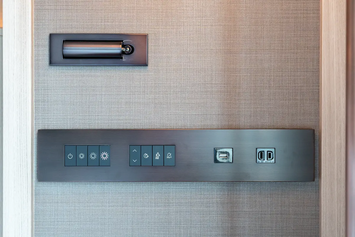 エグゼクティブルームのベッド脇の電源