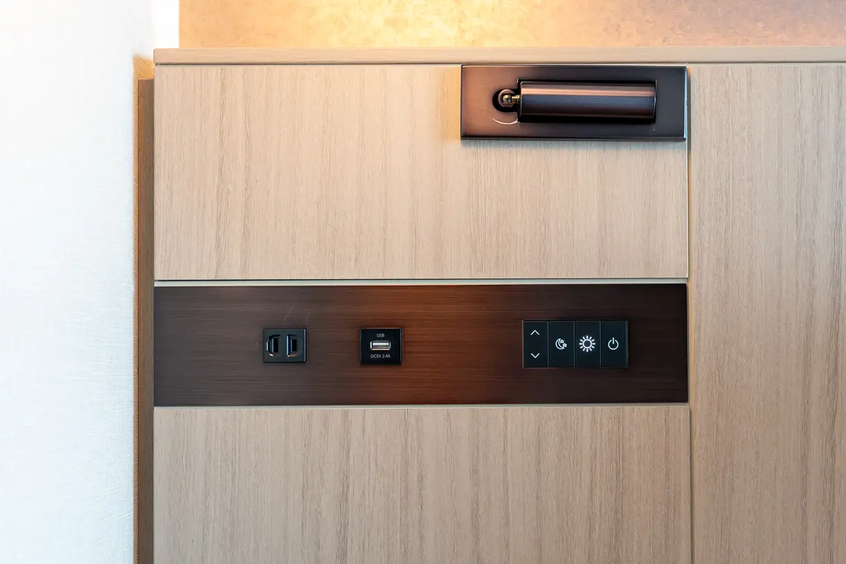 エグゼクティブルームのベッド脇の電源