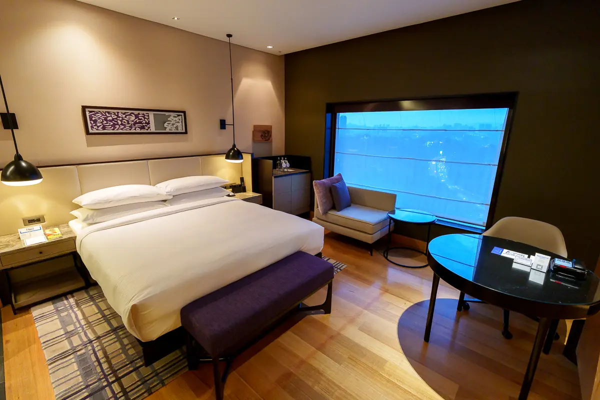 ヒルトンクアラルンプールのデラックスルームのベッドルーム