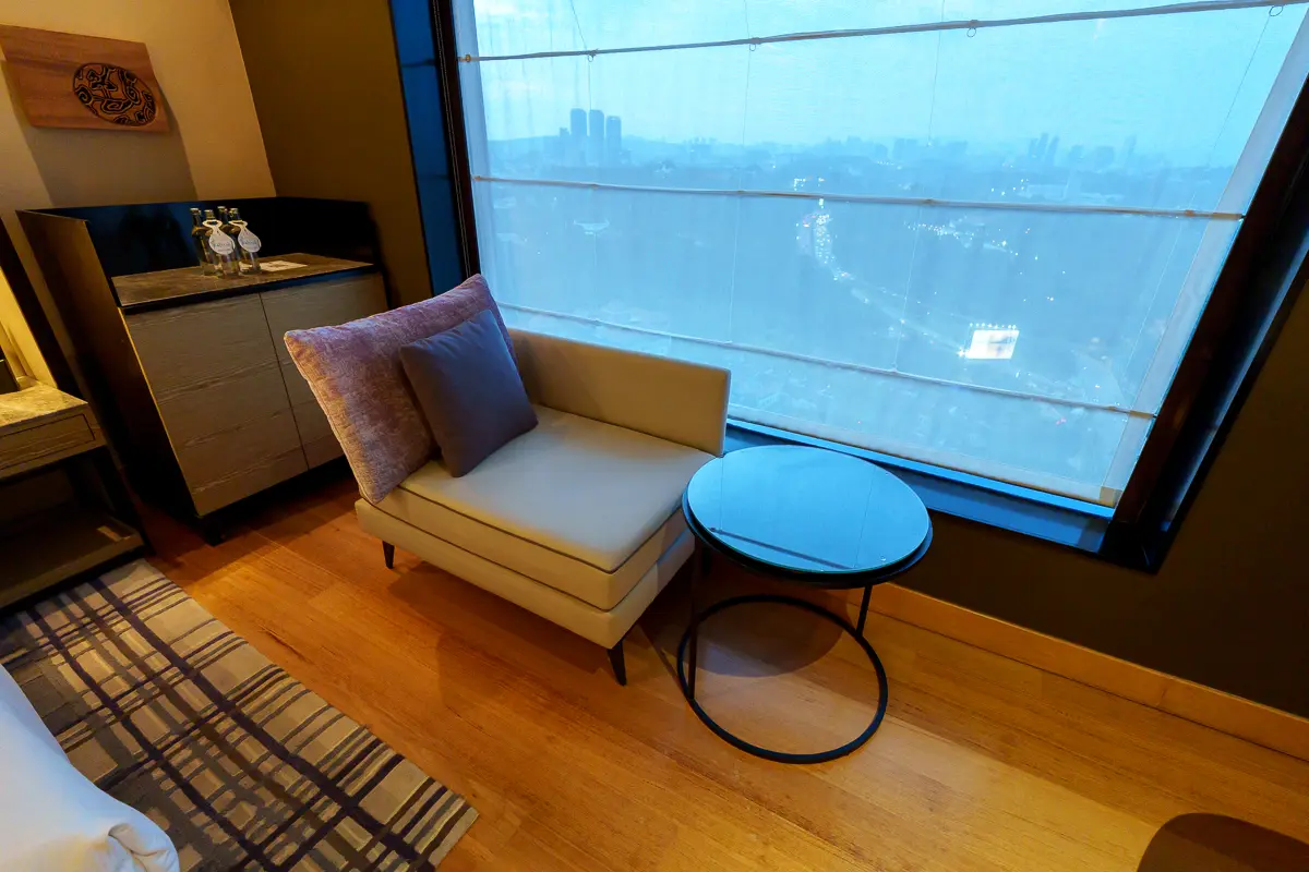 ヒルトンクアラルンプールのデラックスルームのテーブルとチェア