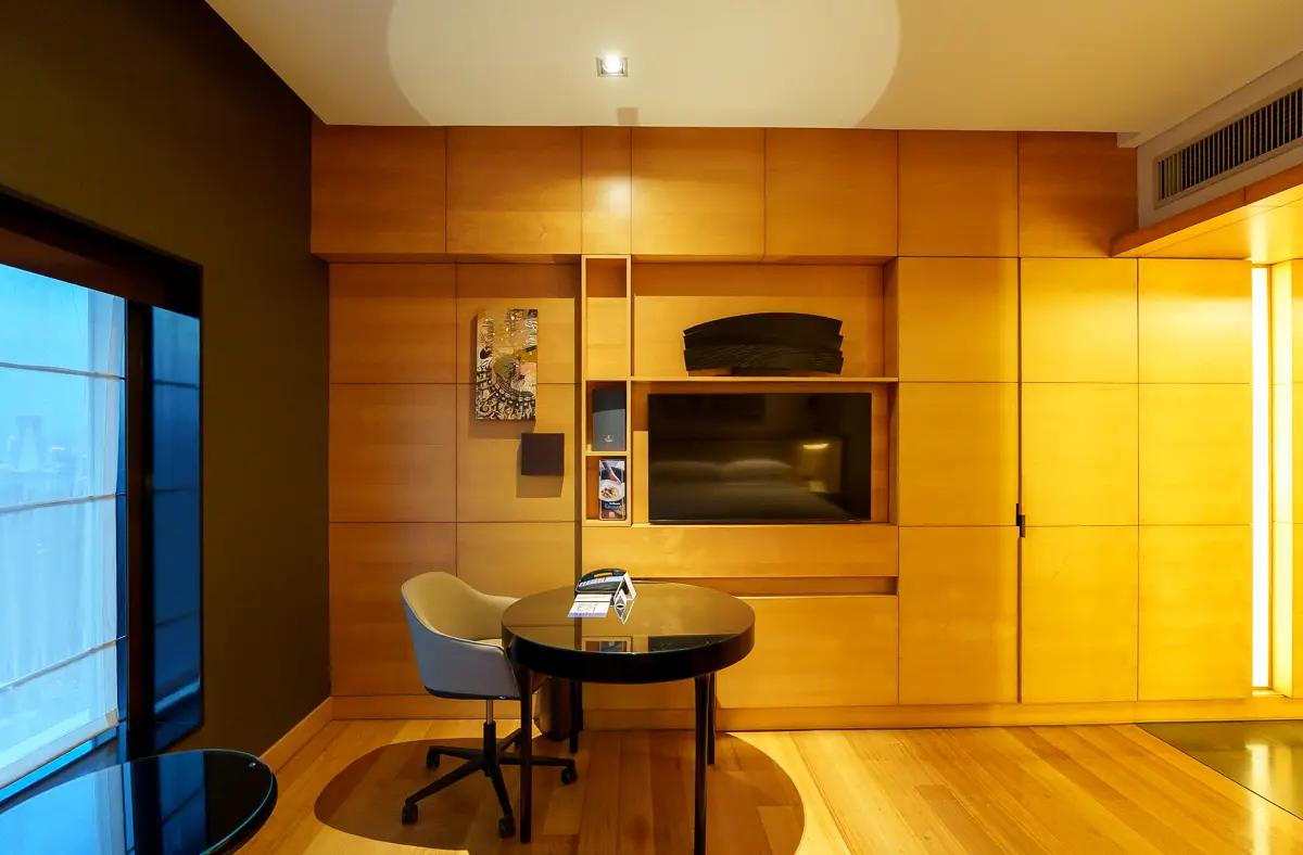 ヒルトンクアラルンプールのデラックスルームのテーブルとテレビ