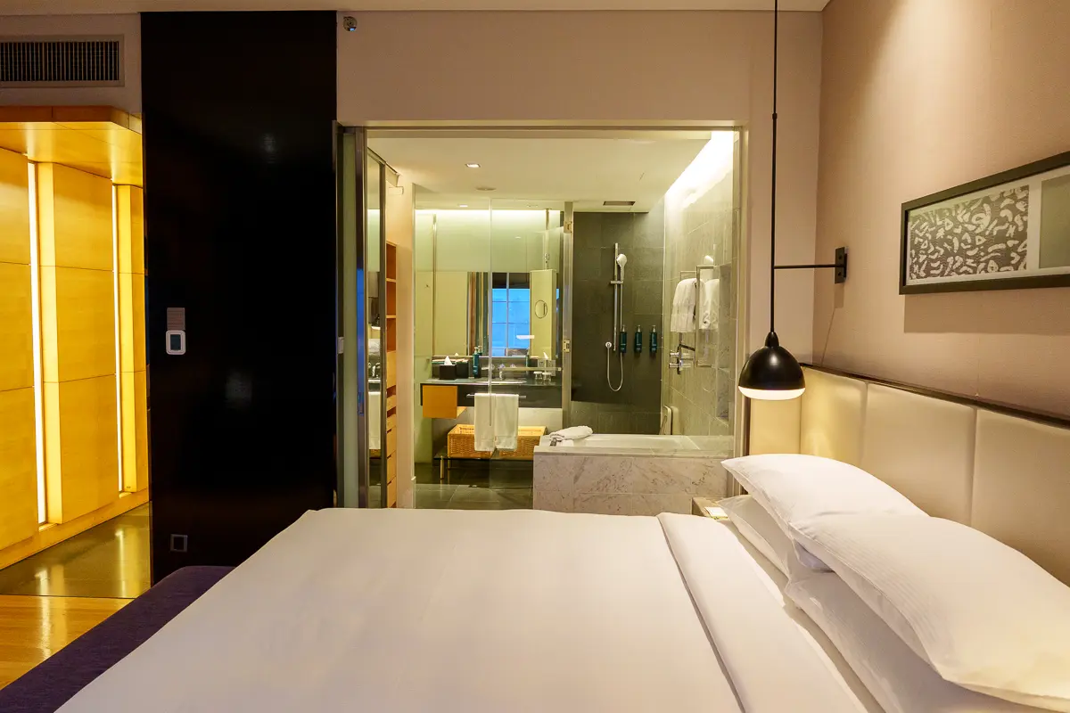ヒルトンクアラルンプールのデラックスルームのベッドルームから見たバスルーム