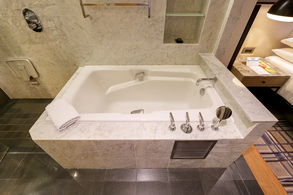 ヒルトンクアラルンプールのデラックスルームのバスタブ