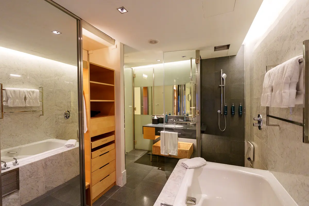 ヒルトンクアラルンプールのデラックスルームのバスルーム