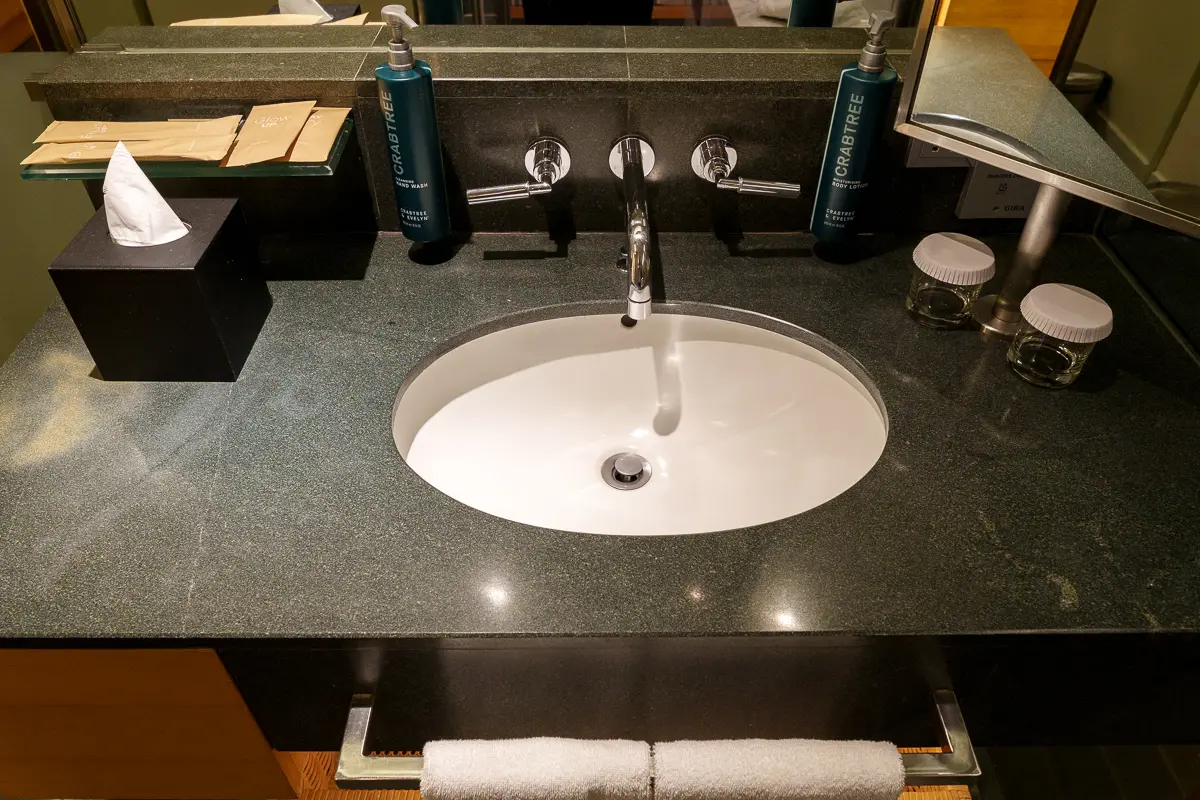 ヒルトンクアラルンプールのデラックスルームの洗面台