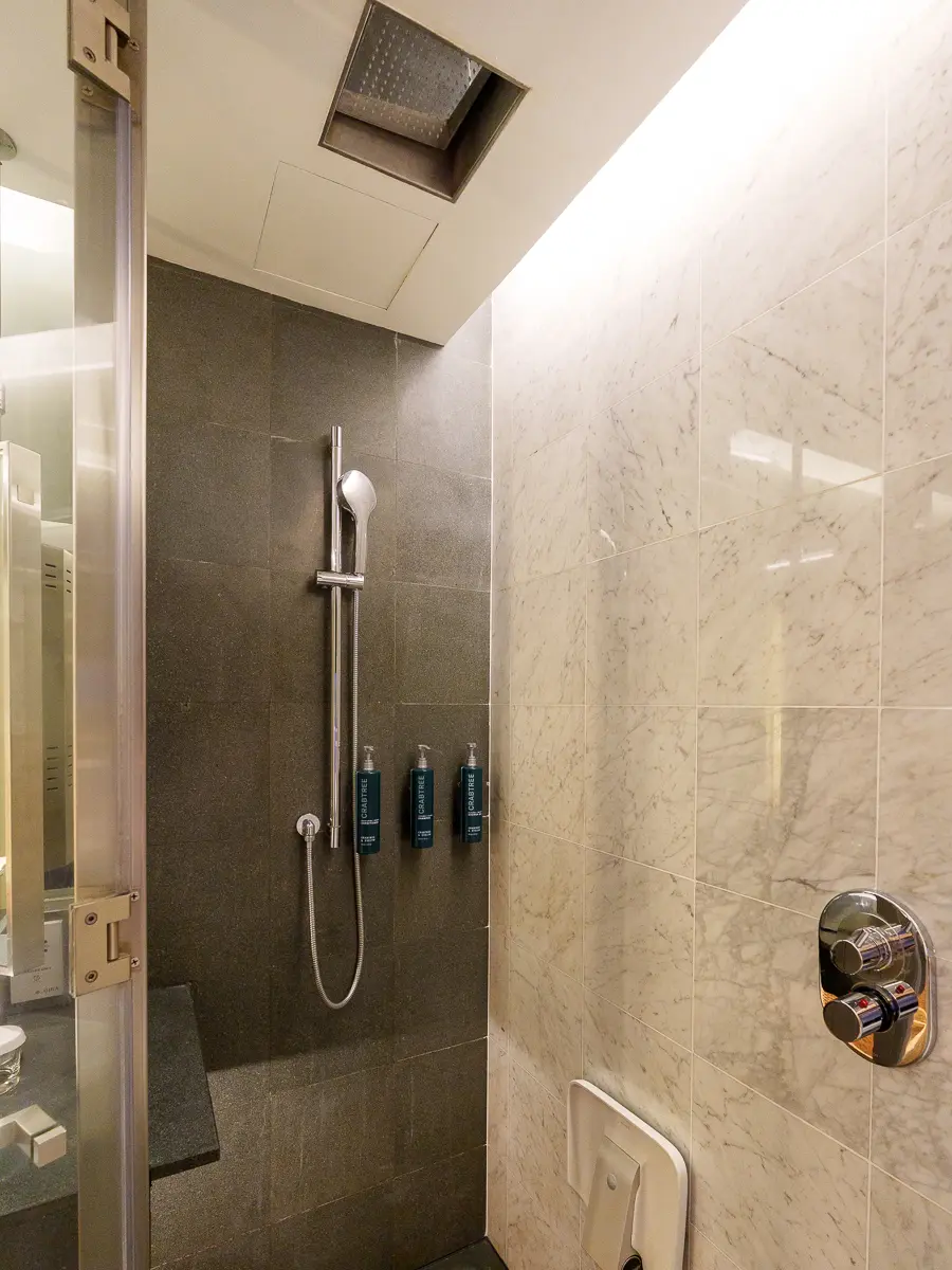 ヒルトンクアラルンプールのデラックスルームのシャワーブース