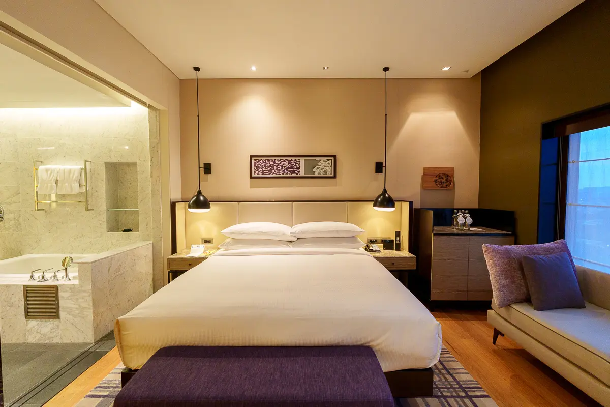 デラックスルームのベッドルーム