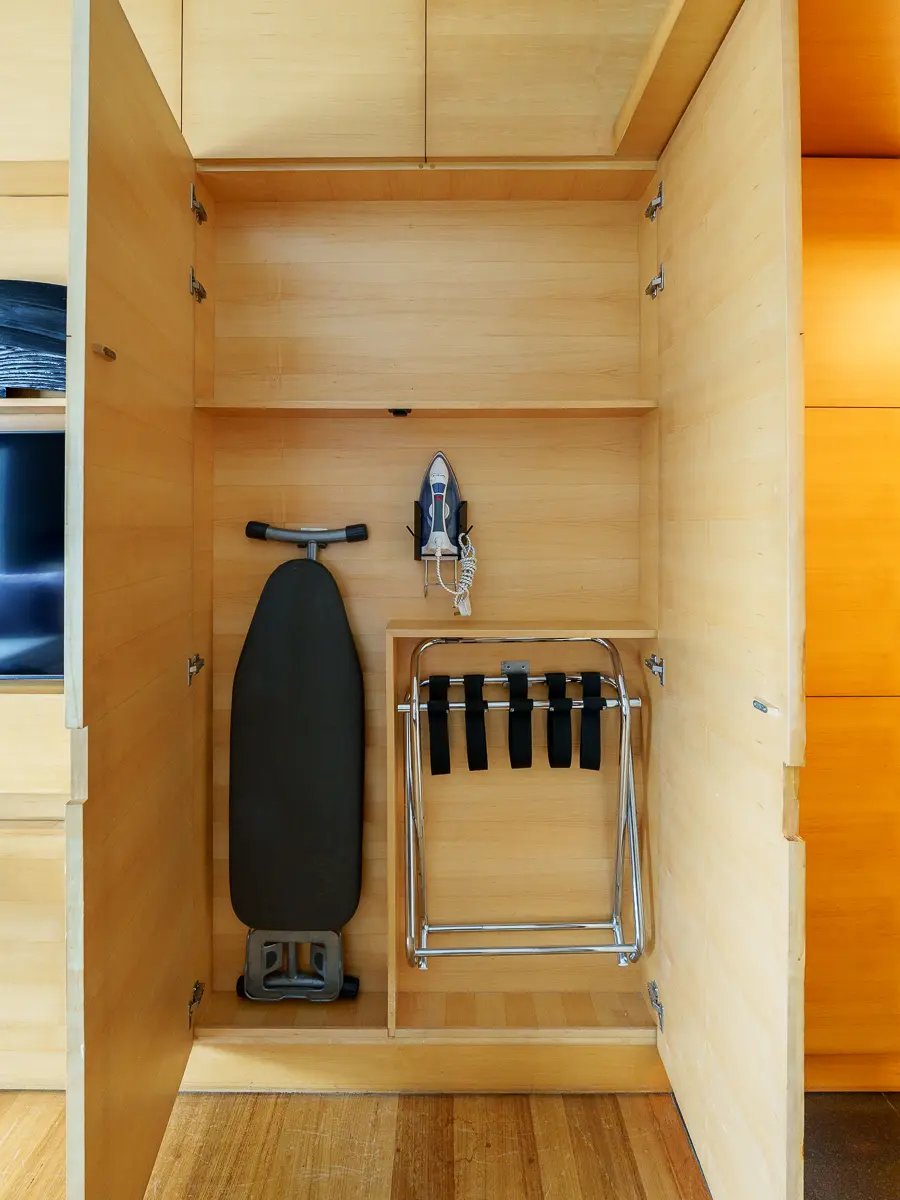 ヒルトンクアラルンプールのデラックスルームのアイロン置き場