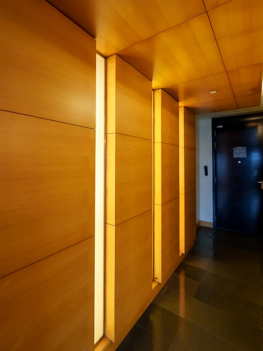 ヒルトンクアラルンプールのデラックスルームの通路の照明