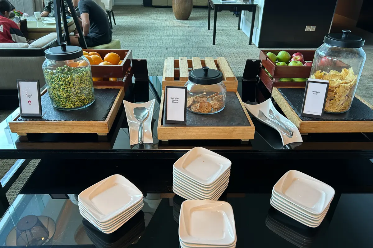 エグゼクティブラウンジのアフタヌーンティーのビュッフェカウンター