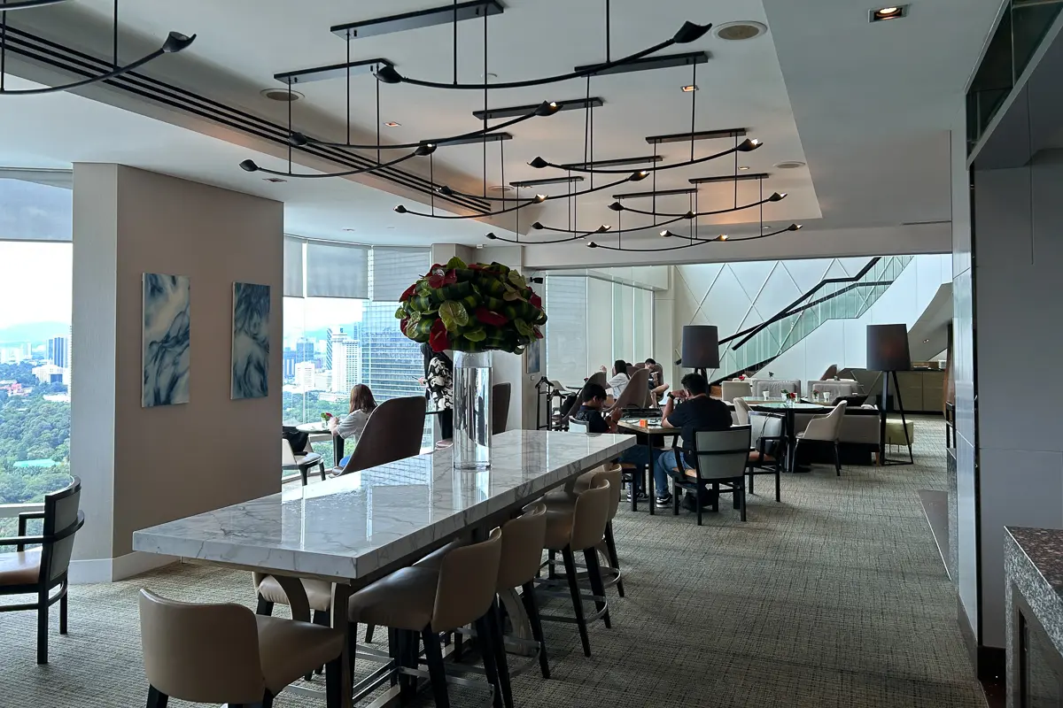 ヒルトンクアラルンプールのエグゼクティブラウンジのレイクビューのエリア