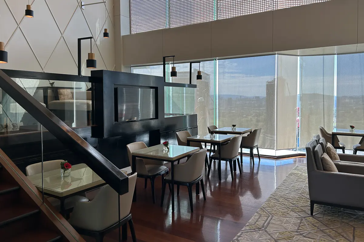 ヒルトンクアラルンプールのエグゼクティブラウンジのシティービューのエリア