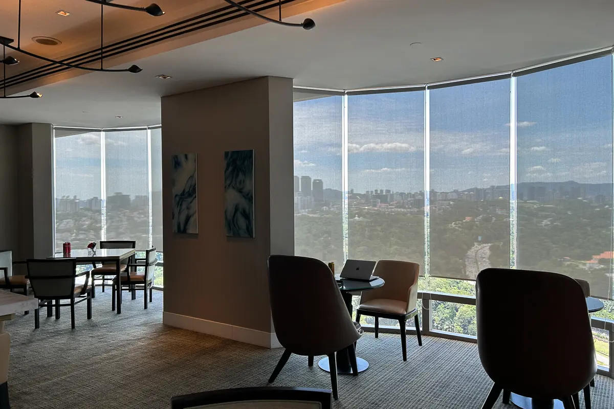 ヒルトンクアラルンプールのエグゼクティブラウンジのレイクビューのエリア