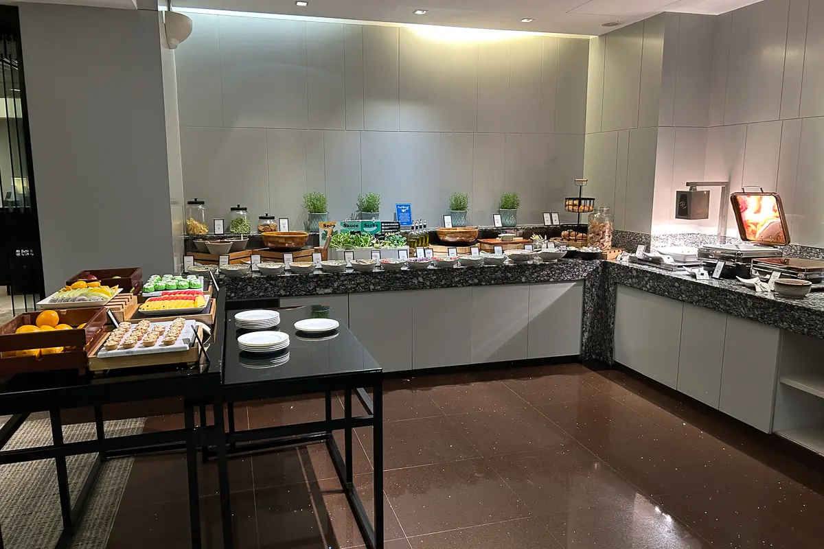 イブニングカクテルのビュッフェカウンター