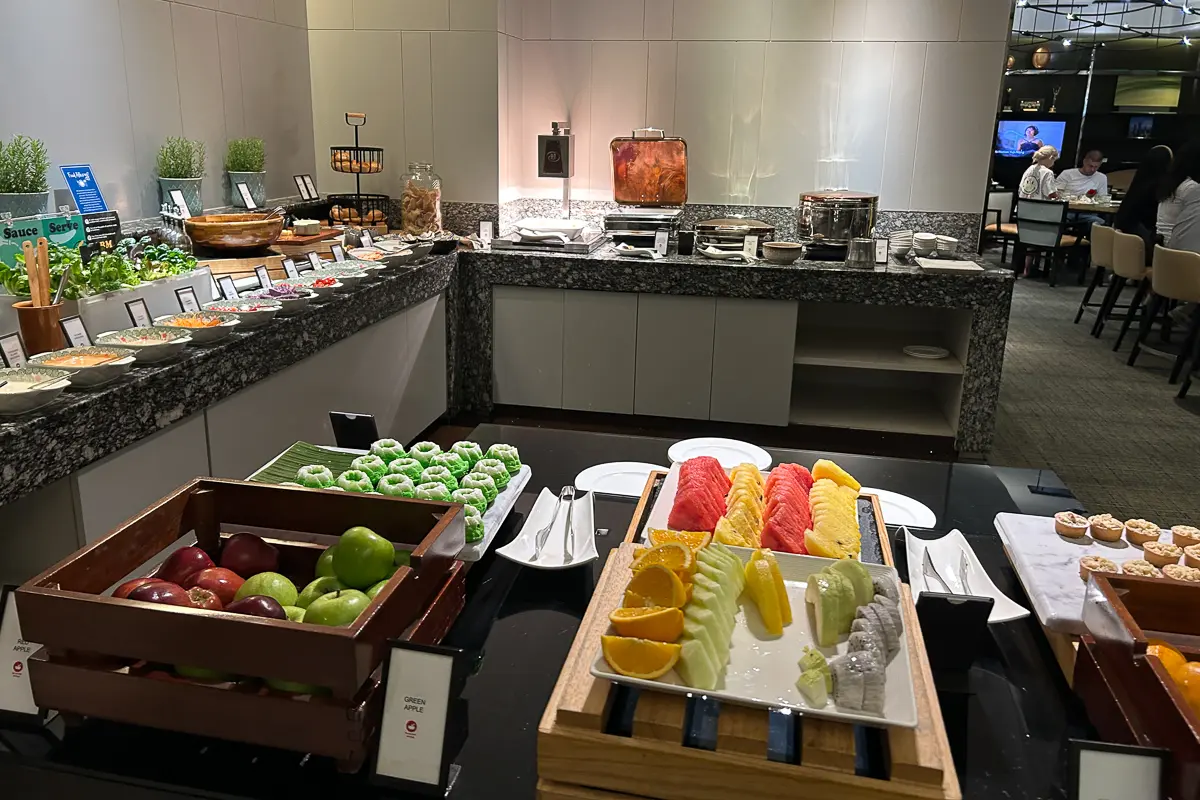 イブニングカクテルのビュッフェカウンター