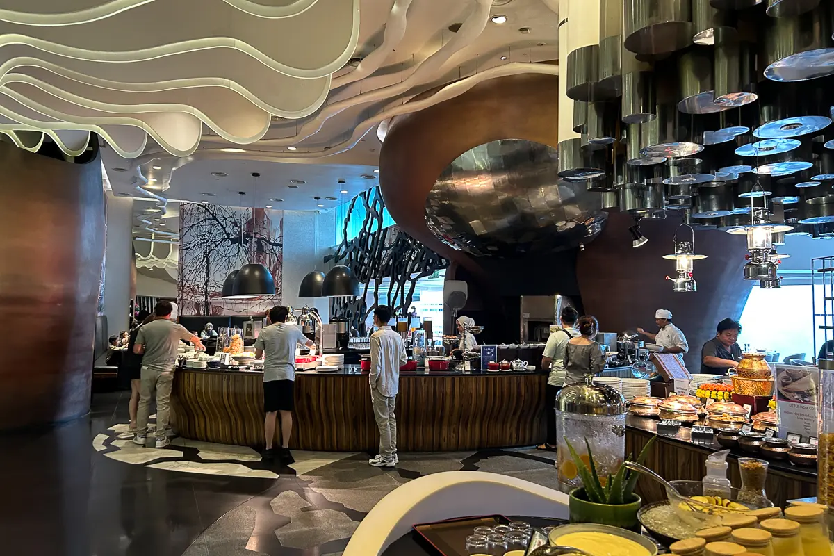 ヒルトンクアラルンプールの朝食会場の混雑状況