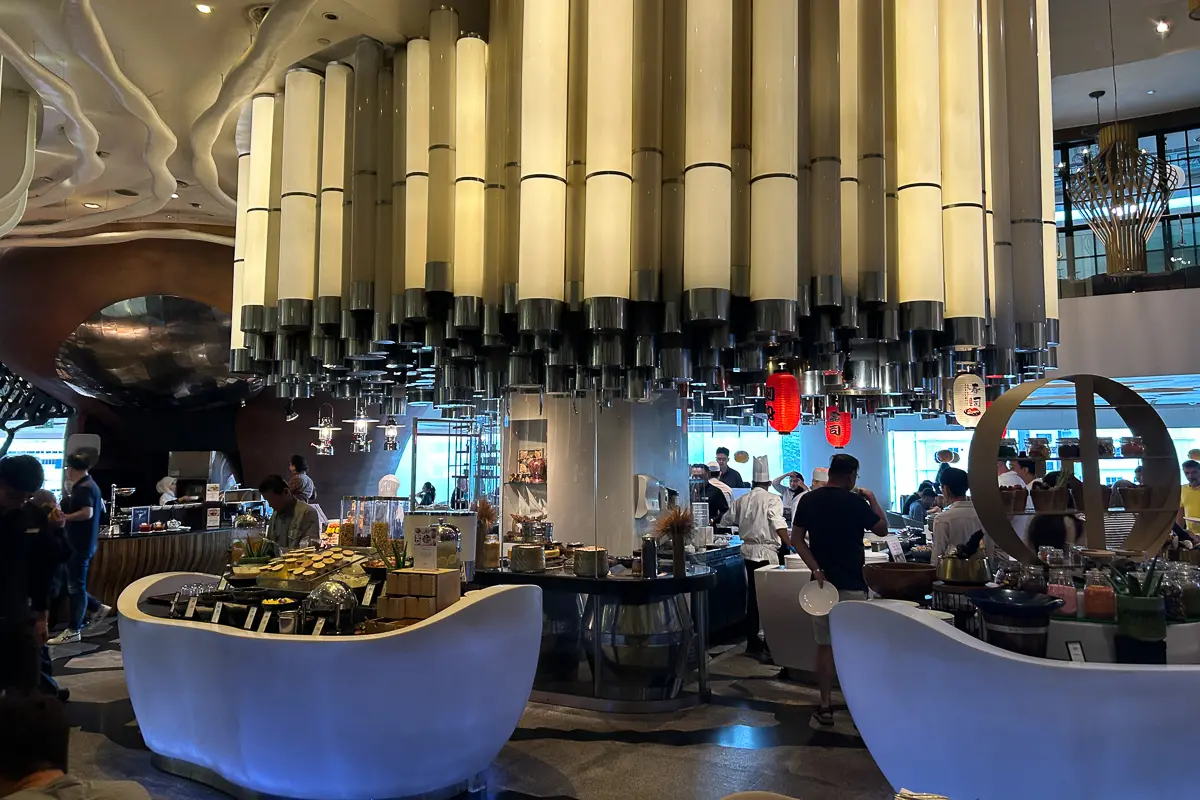 ヒルトンクアラルンプールの朝食会場の混雑状況