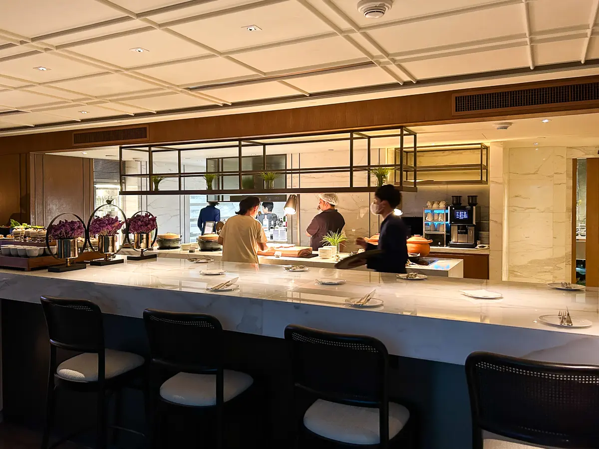 イブニングカクテルのダイニングテーブル