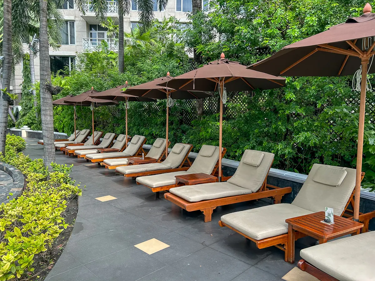 プールサイドのチェア