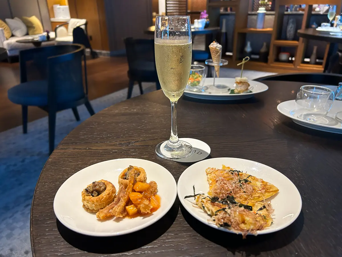 イブニングカクテルの料理とスパークリングワイン