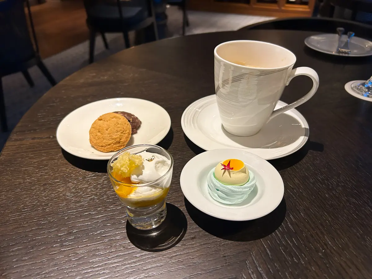 イブニングカクテルのスイーツとコーヒー