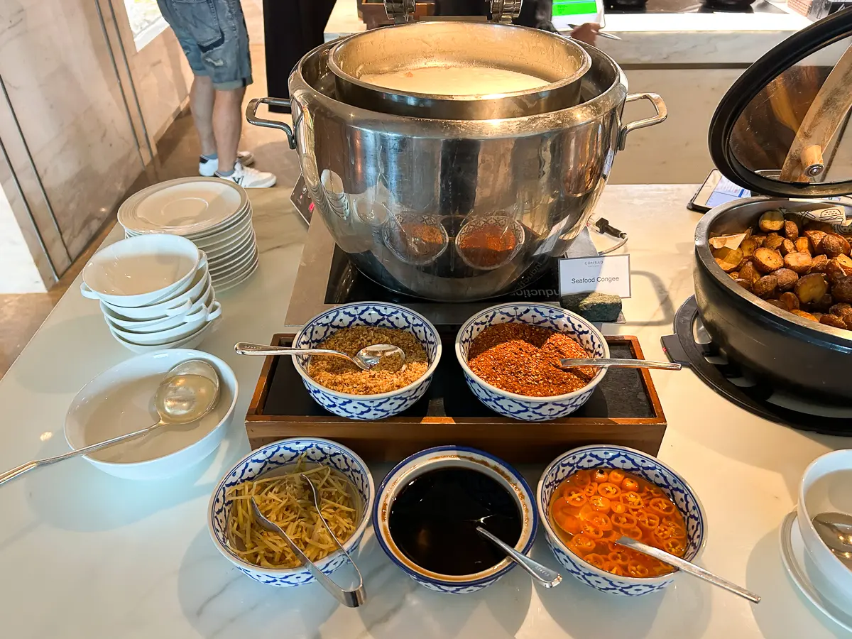 朝食ビュッフェのホットミール