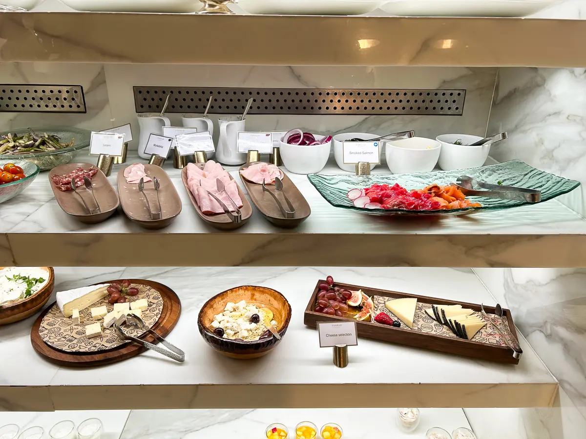 朝食ビュッフェのハムとチーズ