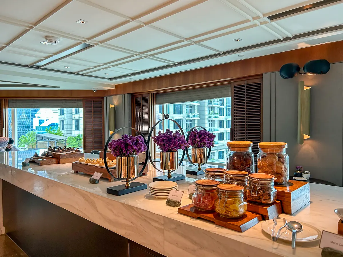 アフタヌーンティーのビュッフェカウンター