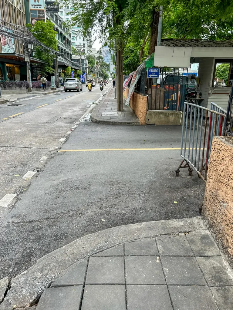 デコボコした歩道