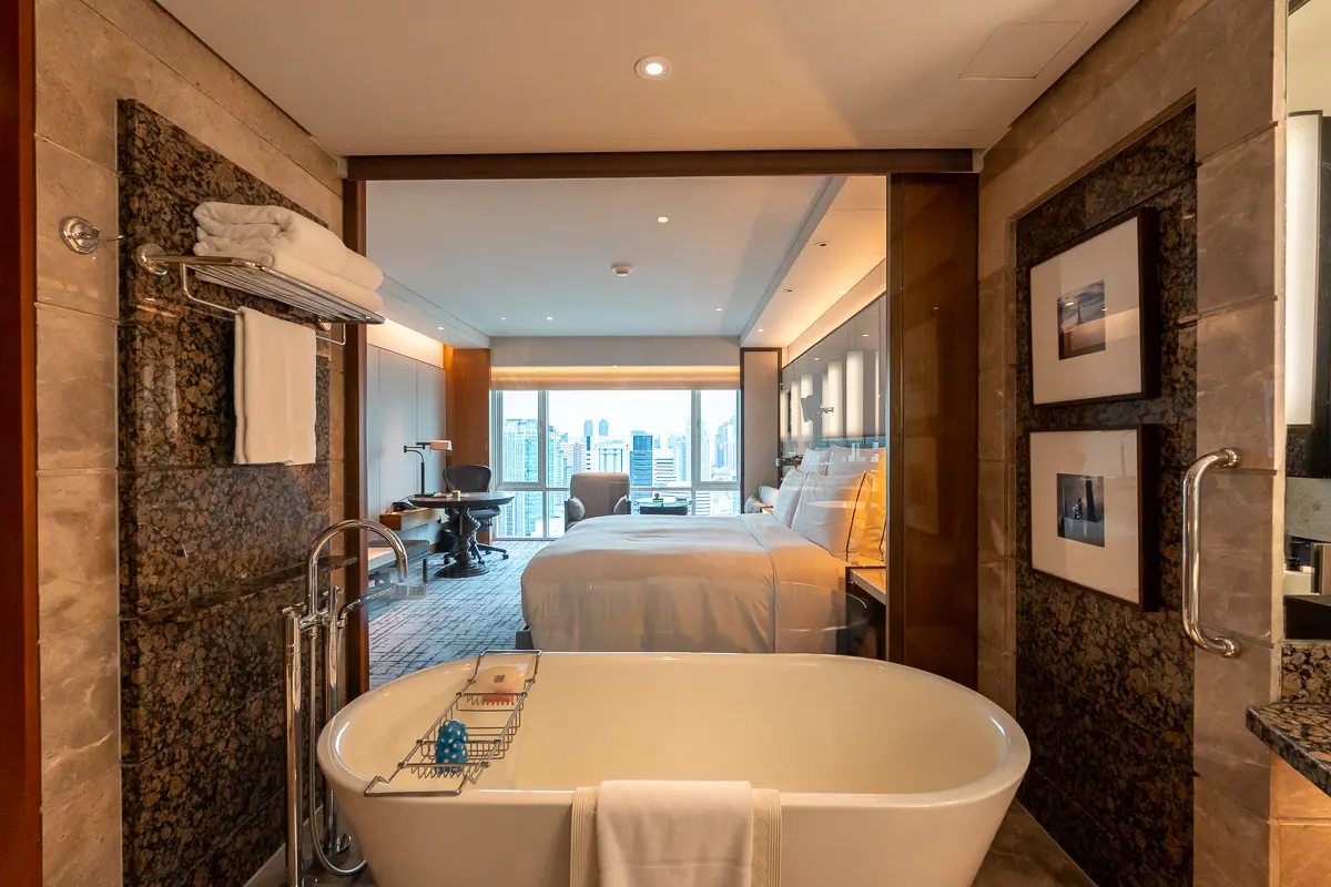 バスルームから見た客室