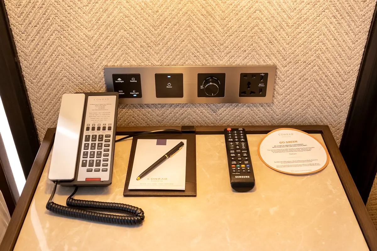 ベッド脇の電源と電話