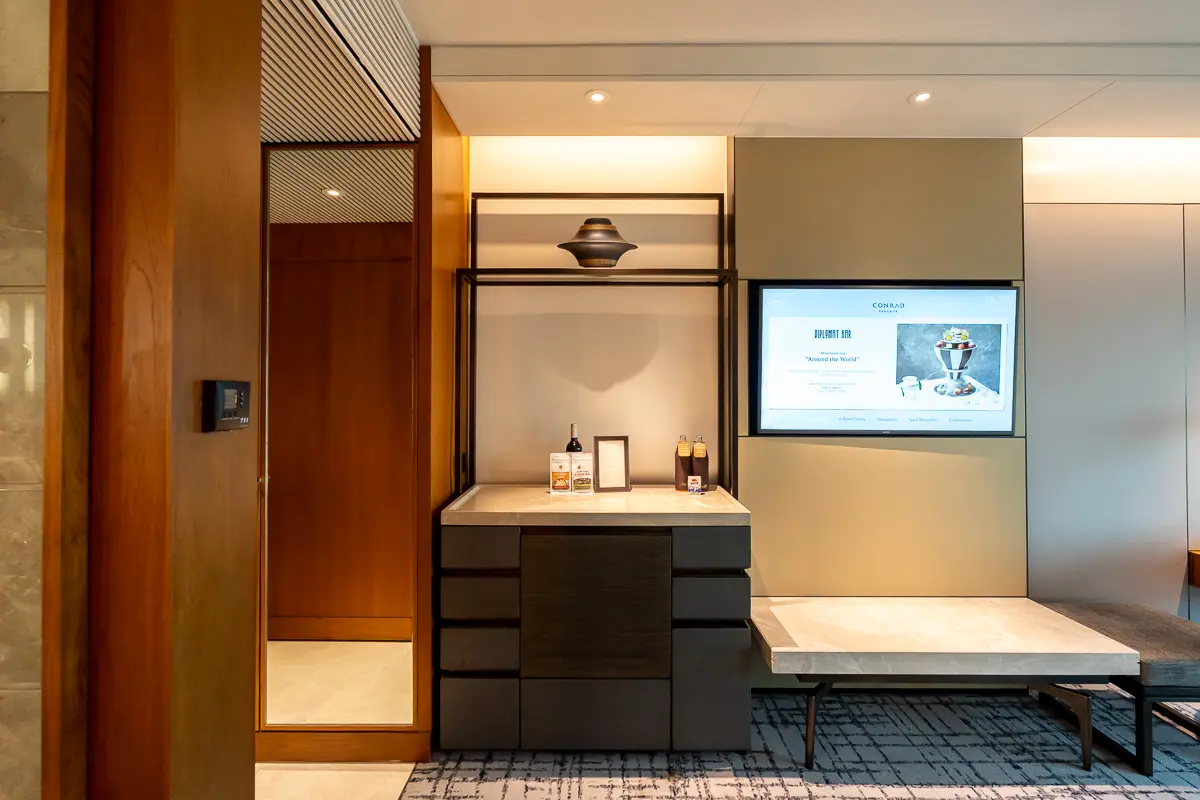 荷物置き場とテレビ