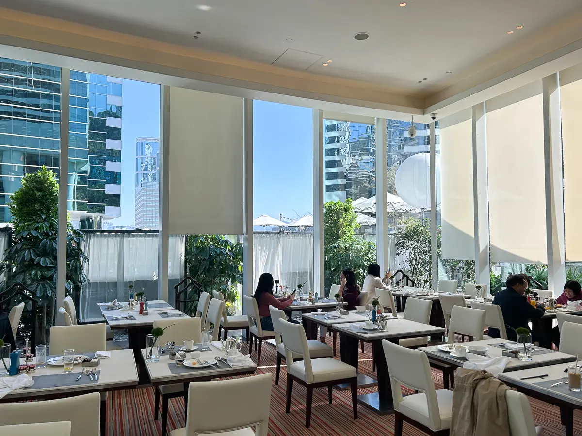 朝食ビュッフェ会場のテーブル