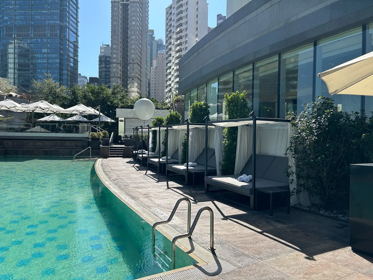 プールサイドのチェア