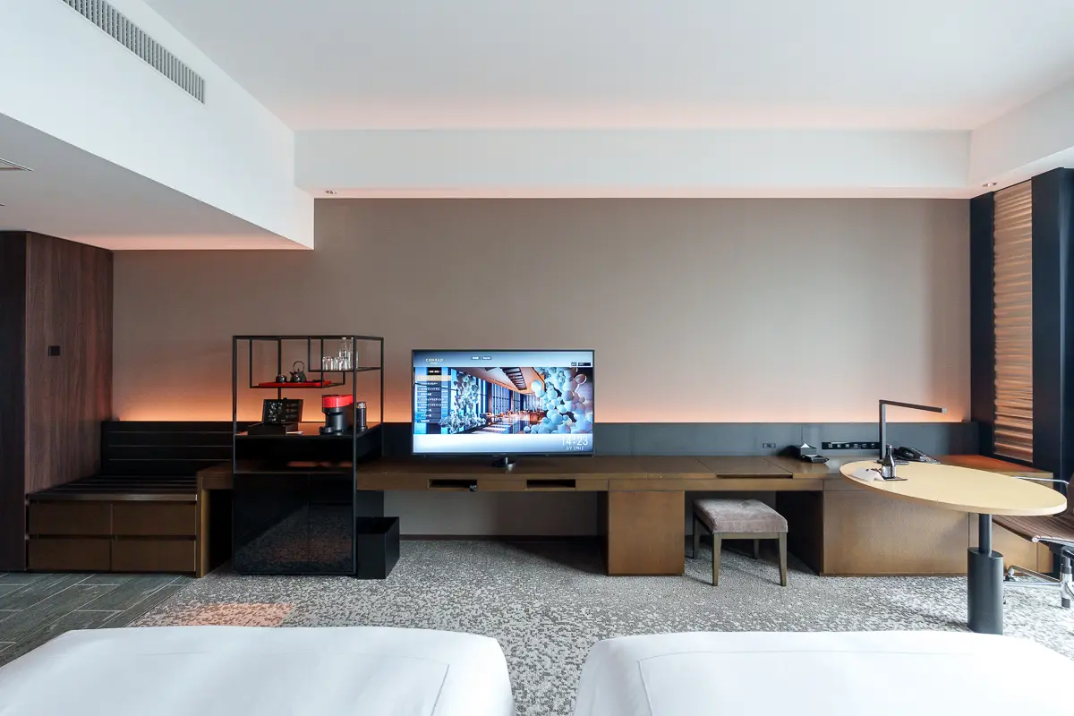 ベッド側から見た客室