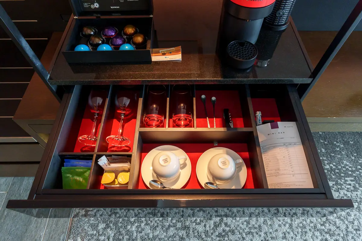 ミニバーの食器一式