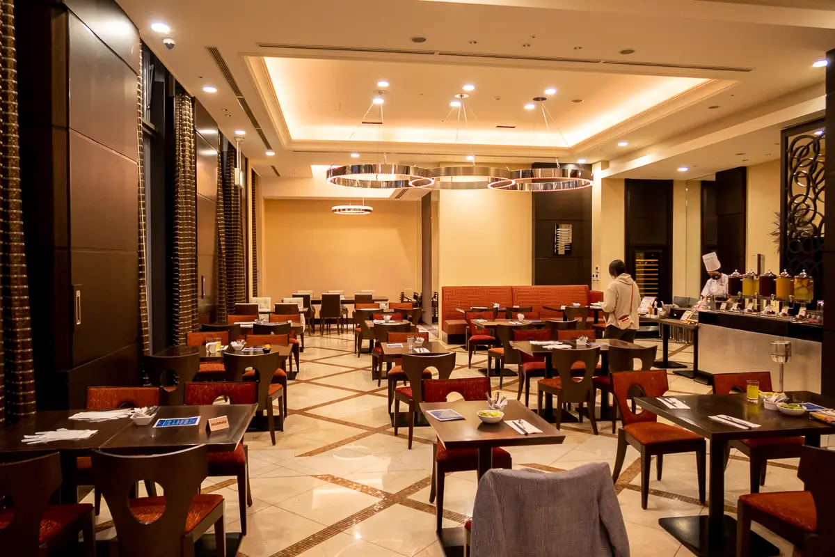 朝食ビュッフェ会場「ザ・リバーサイド カフェ&ダイニング」