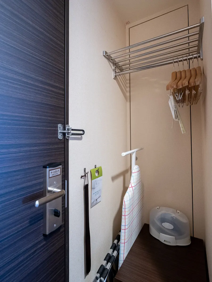 ハンガー、アイロン、靴べら、折り畳み式バゲージラック