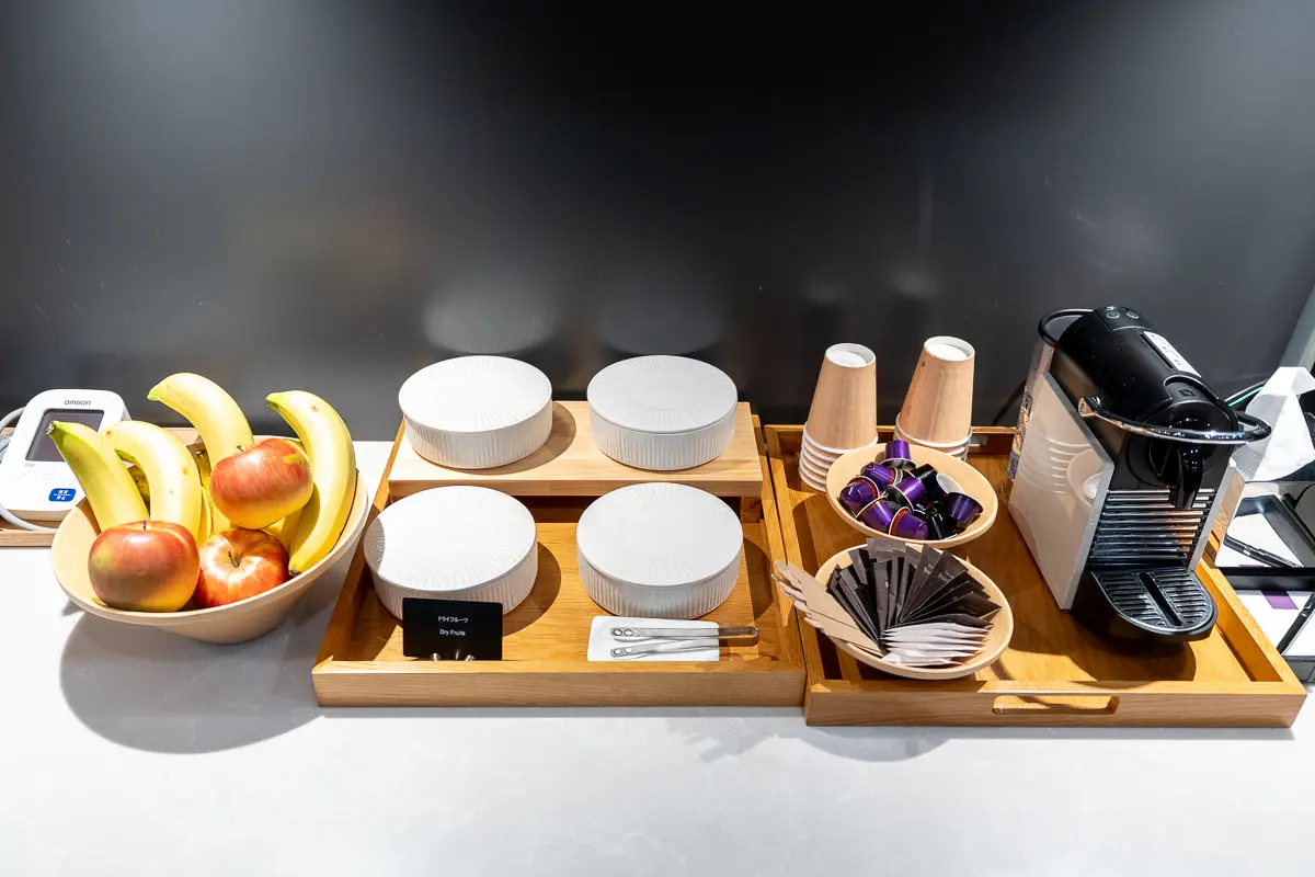 フィットネスジムで提供されるバナナ・リンゴ・ドライフルーツ・コーヒー