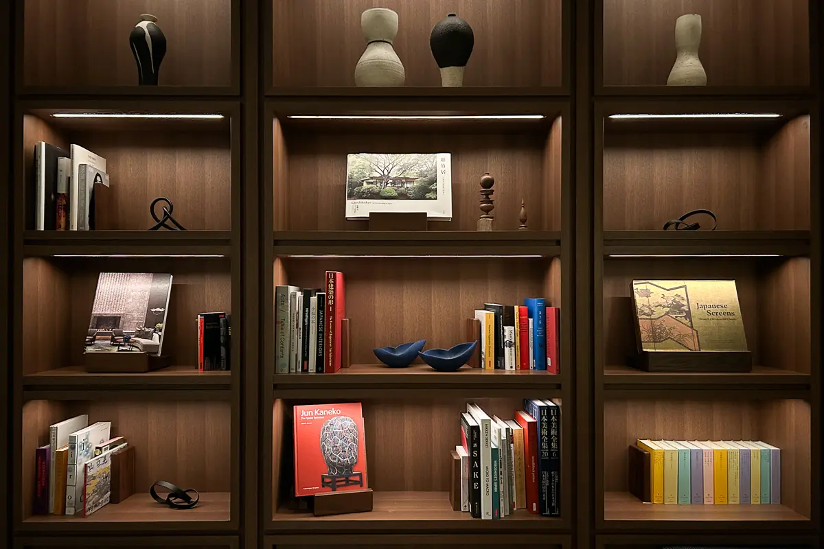 ライブラリーの本棚と書籍