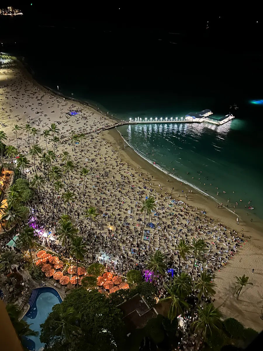 ヒルトンハワイアンビレッジの花火の見物客